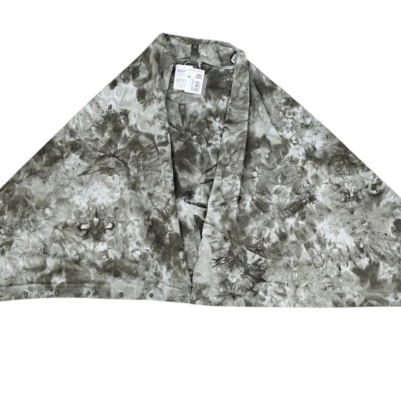 Great Gift Idea 🎄🎁
Lululemon Customizable Snap Scarf in Green Tie Dye - Picture 12 of 13